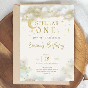 Può includere: Un invito di compleanno a tema celeste. L'invito presenta il testo "STELLAR ONE" con una luna crescente e stelle. L'invito è color crema con accenti dorati e acquerello, e il testo "Emma's Birthday".
