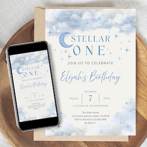Può includere: Un invito di compleanno a tema celeste. L'invito presenta il testo "STELLAR ONE" e "Elijah's Birthday" in blu. Uno smartphone mostra lo stesso design. L'invito è su un vassoio di legno.