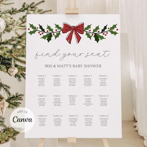Könnte beinhalten: Eine weiße Sitzordnung für eine Babyparty mit einem festlichen Stechpalmen- und Schleifendesign oben. Der Text lautet "find your seat" und listet die Namen der Gäste unter den Tischnummern auf. Das Schild wird auf einer Staffelei präsentiert.