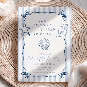 Könnte beinhalten: Eine blau-weiß gestreifte Einladungskarte mit Muschel- und Seestern-Illustrationen. Der Text lautet "The Summer I Turned Thirteen" und "Sophie's 13th Birthday!" mit Veranstaltungsdetails. Die Karte liegt auf einer gewebten Oberfläche.
