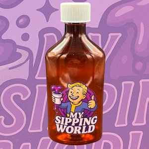 Puede incluir: Una botella de plástico marrón Pharma con una tapa blanca, con un logotipo de dibujos animados y el texto "My Sipping World". La botella está etiquetada como "Pharma Bottle 80oz" sobre un fondo morado y rosa con gráficos de pastillas y tazas.