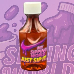 Puede incluir: Una botella Pharma transparente y marrón con tapa blanca, con un logotipo Nike morado y el texto "My Sipping World Just Sip It". La botella está etiquetada como "Pharma Bottle 40oz" en texto rojo sobre un fondo morado.