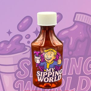 Puede incluir: Una botella de farmacia de plástico marrón con una tapa blanca. La botella tiene un gráfico de dibujos animados y el texto "MY SIPPING WORLD". La botella está etiquetada como "PHARMA BOTTLE 40oz". El fondo es morado y rosa.