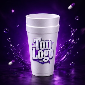 Könnte beinhalten: Ein weißer Schaumstoffbecher mit dem Text "Ton Logo" in Lila und Weiß. Der Becher ist von lila Flüssigkeitsspritzern, Blasen und schwebenden Kapseln vor einem dunkelvioletten Hintergrund umgeben.