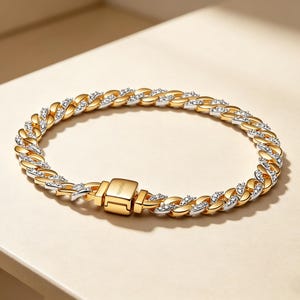 Op de afbeelding: Een goud-zilveren kettingarmband met een vierkante sluiting. De armband heeft een gourmette-design met afwisselend gouden en zilveren schakels, waarvan sommige zijn bezet met kleine, heldere edelstenen. De sluiting is goudkleurig.