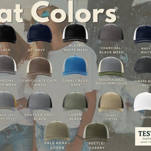 Op de afbeelding: Een afbeelding met een verscheidenheid aan baseballpetten in verschillende kleuren, waaronder zwart, marineblauw, wit en grijs. De tekst "Hat Colors" staat bovenaan, met de kleurnamen onder elke pet. De merknaam "TESTIFY CLOTHING CO." staat onderaan.
