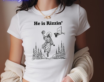 He is Rizzin' Meme babyshirt, grappige Jezus die basketbal speelt grafische crop top, religieus christelijk grappig shirt, cadeau voor basketbalfan