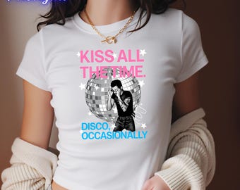 Harry Styles Kiss All The Time. Koszulka dla niemowląt Disco Occasionally, krótki top z metką albumu HS4 z trasy koncertowej, różowy strój z grafiką disco ball.