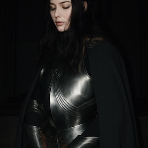 Vrouwelijke ridderharnasset: middeleeuwse renaissance-cosplaykostuum