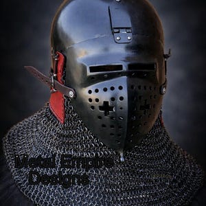 Può includere: Elmo medievale nero con visiera con design a croce e fori di ventilazione. L'elmo ha una finitura lucida ed è abbinato a una cuffia a maglia di catena. Il testo "Metal Empire Designs" è visibile.