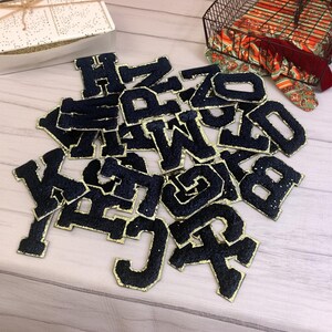 Patch de letra fofo em chenille, adesivo para passar a ferro, para usar em bolsa de cosméticos, bolsa de nylon, com acabamento em glitter dourado