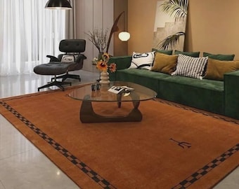 Tapis marron tufté à la main, bordure minimaliste, en laine, style moderne pour la décoration intérieure.
