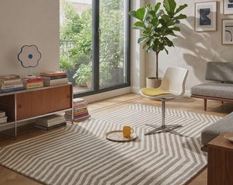 Tapis contemporain moderne géométrique tufté à la main, motif à rayures optiques beige et marron neutres