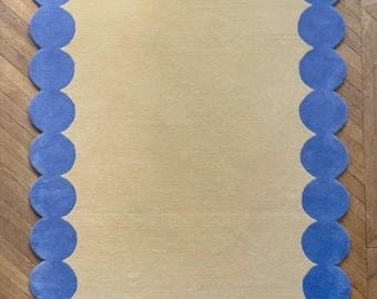 Tapis bleu à bordure festonnée, tufté main en laine, tapis de salon moderne et doux