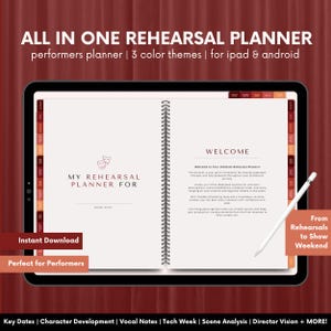 Può includere: Un pianificatore di prove digitale visualizzato su un tablet. Il pianificatore presenta il testo "ALL IN ONE REHEARSAL PLANNER" e "MY REHEARSAL PLANNER FOR". Include sezioni per lo sviluppo del personaggio, note vocali e analisi della scena. Una penna stilo è accanto al tablet.