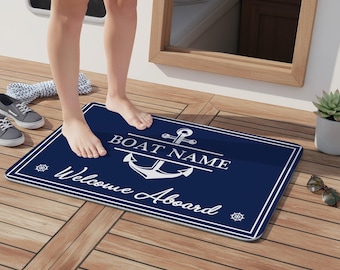 Personalisierter Bootsnamen-Willkommensteppich, benutzerdefiniertes Willkommen an Bord der Nautikdekormatte, Helm-Design-Bootsnamenmatte, Geschenk für Bootsbesitzer, Bootszubehör