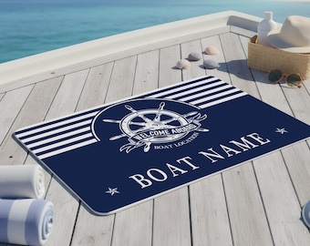 Personalisierter Bootsnamen-Willkommensteppich, benutzerdefiniertes Willkommen an Bord der Nautikdekormatte, Helm-Design-Bootsnamenmatte, Geschenk für Bootsbesitzer, Bootszubehör