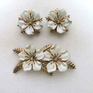 Jewels Trifari White Enamel Flower Clip On Earrings Pin Brooch Gold Tone Vintage