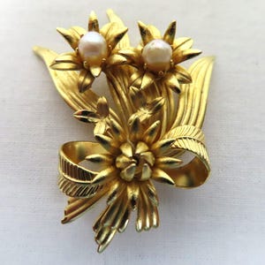 Faux Pearl & Gold Tone Bouquet of Flowers Pin Brooch Vintage