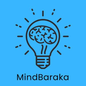 Könnte beinhalten: Schwarz-weiße Illustration einer Glühbirne mit einem Gehirn im Inneren, umgeben von Lichtstrahlen, vor einem hellblauen Hintergrund. Der Text "MindBaraka" ist darunter abgebildet.