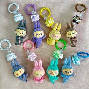 Süßer Labubu Schlüsselanhänger, Mini Labubu Puppen Schlüsselanhänger, 8 Farben Taschenanhänger, Geschenk für Labubu Liebhaber, Kawaii Labubu Accessoires