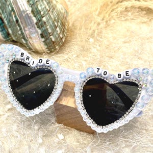 Personalisierte Perle Strass Brille, Braut herzförmige Sonnenbrille, Bachelorette Sonnenbrille, Brautjungfer Sonnenbrille, Brautparty Sonnenbrille
