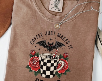 Halloween-T-shirt Comfortkleuren, vintage Gothic Coffee Lover Design-T-shirt met vleermuis en rozen, Halloween-koffieshirt, grappig Halloween-shirt
