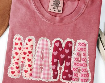 Camisa Comfort Colors para mamá de San Valentín, suéter "Amor de mamá", sudadera para mamá primeriza, camiseta con corazón, camiseta con corazón de mamá