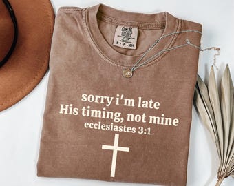Camiseta "Lo siento, llego tarde", "Su tiempo no es el mío", Eclesiastés 3:1, colores cómodos, versículo bíblico cristiano, fe, minimalista.