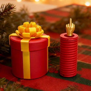 Peut inclure: Une boîte cadeau rouge avec un ruban et un nœud jaunes à côté d'un bouchon de bouteille rouge avec un geste de la main doré. Les articles sont sur une surface à motifs rouges et verts.