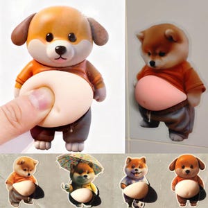 Könnte beinhalten: Eine Cartoon-Hundefigur mit einem großen, hellfarbigen Bauch. Der Hund trägt ein orangefarbenes Hemd und eine braune Hose. Der Kopf des Hundes ist braun und hellbraun mit schwarzen Augen und einer schwarzen Nase. Die Figur wird von einer Hand gedrückt.