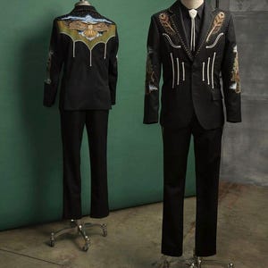 Men 2Pc Cowboy Black Customized Flower & Eagle Embroidered Golden Rhinestone Country Western Nudie Suit S Pocket Wedding Day Prom Party Suit