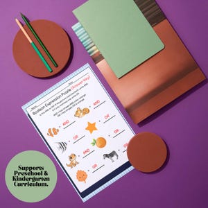 K&ouml;nnte beinhalten: Ein Lernpuzzle f&uuml;r Kinder mit dem Text "Boolean Expression Puzzle (Answer Key)" und dem Text "Supports Preschool & Kindergarten Curriculum." Das Puzzle zeigt Tier- und Formillustrationen. Zwei Bleistifte und ein Notizbuch sind ebenfalls zu sehen.