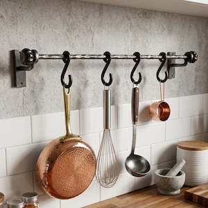 Estante para ollas de hierro forjado a mano, organizador de pared rústico para cocina con ganchos de textura martillada.