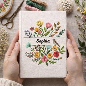 Personlig broderad anteckningsbok i linne, blommig fågelanteckningsbok, anpassat initialbrevpapper, estetisk botanisk present till henne