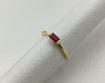 Anello in oro 14k con granato baguette: anello minimalista impilabile