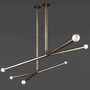 Pode incluir: Um candelabro contemporâneo em tom bronze, com um design linear distinto. Possui vários braços que irradiam de um ponto central, cada um terminando com uma lâmpada globo branca. A luminária é suspensa do teto por duas hastes verticais.
