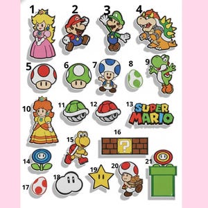 Könnte beinhalten: Eine Sammlung farbenfroher Super Mario-Charakter- und Objekt-Designs. Enthält Prinzessin Peach, Mario, Luigi, Bowser, Pilze, Yoshi und das Super Mario-Logo. Die Designs sind in verschiedenen Formen und Größen gehalten, mit leuchtenden Farben und kräftigen Umrissen.