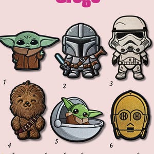 Puede incluir: Parches bordados con personajes del universo Star Wars, incluyendo a Grogu, el Mandaloriano, un Stormtrooper, Chewbacca y C-3PO. Los parches están numerados del 1 al 6 y están sobre un fondo rosa.