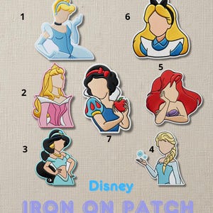 Może przedstawiać: Kolekcja naprasowanek z księżniczkami Disneya. Naprasowanki przedstawiają Kopciuszka, Aurorę, Jasminę, Elsę, Ariel, Alicję i Królewnę Śnieżkę. Słowa "Disney" i "Iron On Patch" są wydrukowane na niebiesko.