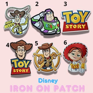 Op de afbeelding: Een set van drie keramische mokken met een gespikkelde, matte afwerking. Elke mok heeft een andere kleur: lichtblauw, crème en grijs. De mokken hebben een eenvoudig, modern ontwerp en een comfortabele handgreep.