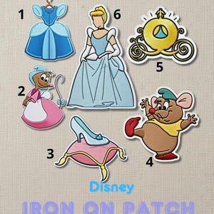 Może przedstawiać: Rustykalny drewniany znak z napisem "Welcome to our home" w białych literach. Znak ma postarzaną powierzchnię i prosty, zachęcający design, idealny do dekoracji wejścia.