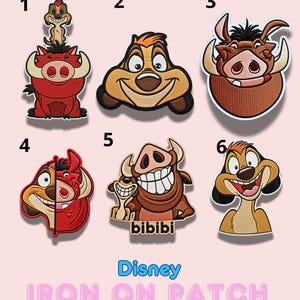 Könnte beinhalten: Sammlung von sechs gestickten Disney-Aufnähern mit Charakteren aus Der König der Löwen. Die Aufnäher zeigen Timon, Pumbaa und andere Charaktere in verschiedenen Posen. Die Wörter "Disney" und "IRON ON PATCH" sind ebenfalls sichtbar.