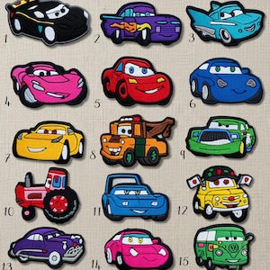 以下が含まれることがあります： 15種類のカラフルな車のテーマの刺繍パッチのコレクション。パッチは、レーシングカー、トラック、トラクターなど、さまざまな車のデザインを特徴としています。各パッチは黒で縁取られ、選択のために番号が付けられています。画像内のテキストは「パーソナライゼーションボックスで購入するパッチ番号を入力してください」と表示されています。