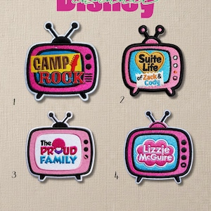 Op de afbeelding: Vier geborduurde patches met roze retro tv's met logo's van verschillende Disney Channel-shows: Camp Rock, Suite Life of Zack & Cody, The Proud Family en Lizzie McGuire. Het woord "Disney Channel" staat erboven.