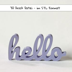 以下が含まれることがあります： ラベンダー色の3Dプリントされた筆記体の「hello」サイン。サインはテクスチャード加工された素材でできており、白い背景に配置されています。「3D Druck Datei - im STL Format」というテキストがサインの上にあります。