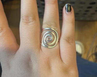 Anillo espiral de plata de ley: joyería minimalista con espirales