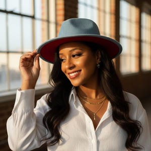 Chapeau fedora en denim bicolore - fond rouge, bord large