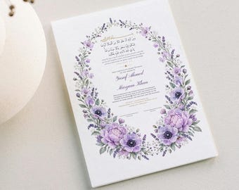 Puede incluir: Un certificado de matrimonio rectangular blanco con una corona floral de peonías moradas, lavanda y hojas verdes. El texto central incluye caligrafía árabe, los nombres Yusuf Ahmed y Maryam Khan, y detalles sobre la ceremonia de boda.