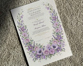 Puede incluir: Un certificado de matrimonio rectangular sobre papel blanco con una corona floral de flores moradas y lavanda, incluyendo rosas y clemátides. El centro contiene texto impreso en negro con los nombres Yusuf Ahmed y Maryam Khan.